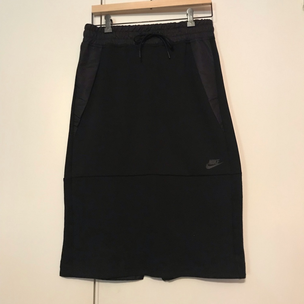 Nike women’s Tech Fleece Sportswear skirt